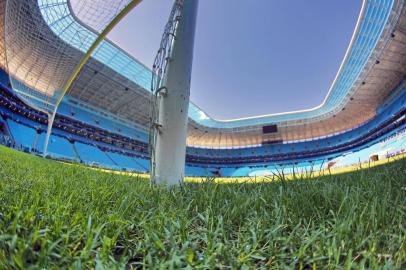  PORTO ALEGRE, RS, BRASIL, 21/01/2014: Manutenção do gramado da Arena do Grêmio, como está o estado do gramado para o 1º jogo pelo Gauchão nesta quinta-feira contra o Lajeadense. (Omar Freitas/Agência RBS, Esportes)Indexador: Omar Freitas