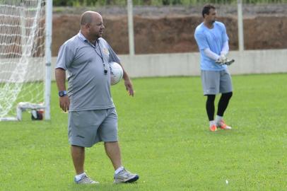 VERANÓPOLIS, RS, BRASIL, 15/01/2014. Treino do Veranópolis, que se prepara para a estreia no campeonato gaúcho (Gauchão 2014). Na foto, técnico Julinho Camargo. (Porthus Junior/Pioneiro)