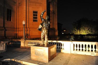  

PORTO ALEGRE, RS, BRASIL, 21-01-2014: De autoria do escultor Otto Dumovich, o monumento de Leonel Brizola, construído em tamanho real, fica na Rua Dom Sebastião, entre a Catedral e o Palácio Piratini.  A estátua será inaugurada às 10 horas da manhã da próxima quarta-feira,  22 de janeiro, na Praça da Matriz, em Porto Alegre. A homenagem marca o 92º aniversário de nascimento Brizola. (Foto: Diogo Zanatta/Especial, POLÍTICA)