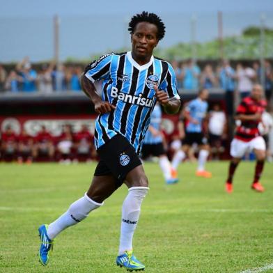  

BENTO GONÇALVES, RS, BRASIL - 22-01-2014 - Pré-temporada do Grêmio na Serra Gaúcha. Amistoso de Grêmio e Flamengo, jogo treino contra o Flamengo de São Valentin em Bento. Zé Roberto (FOTO: TADEU VILANI/AGÊNCIA RBS, ESPORTE)