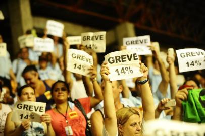  

PORTO ALEGRE, 23-01-2014: Reunião do Sindicato dos Rodoviários, realizada no Ginásio Tesourinha, para decidir se a categoria vai realizar greve. Segue indefinido o reajuste de salários dos motoristas e cobradores de ônibus de Porto Alegre. Em reunião nesta segunda-feira (21), o Sindicato dos Rodoviários e o Sindicato das Empresas de Ônibus (Seopa) não chegaram a um acordo. (CARLOS MACEDO/AGÊNCIA RBS/GERAL)