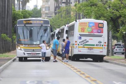 Ônibus fazem operação tartaruga nos corredores de Porto Alegre