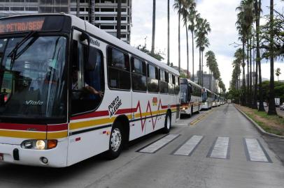 Ônibus fazem operação tartaruga nos corredores de Porto Alegre