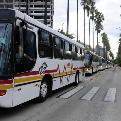 Ônibus fazem operação tartaruga nos corredores de Porto Alegre