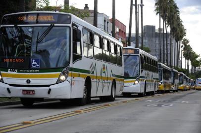 Ônibus fazem operação tartaruga nos corredores de Porto Alegre