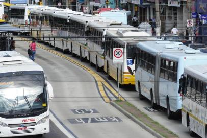  

PORTO ALEGRE,RS,BRASIL,24-01-2014- Após aprovarem greve, rodoviários fazem operação tartaruga em Porto Alegre.Mobilização deve afetar circulação nos corredores das Avenidas Farrapos, Osvaldo Aranha e João Pessoa ( FOTO : RONALDO BERNARDI/AGENCIA RBS / GERAL)