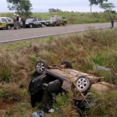 Um homem morreu ao capotar o carro que conduzia na ERS-149, em Formigueiro. O acidente ocorreu por volta das 20h deste sábado.

O motorista do Monza, com placas de Caçapava do Sul, teria perdido o controle do carro e capotado diversas vezes até cair na lateral da pista. O corpo da vítima, que ainda não foi identificada pela perícia, foi arremessado metros a frente do veículo. 