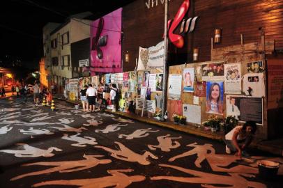 Pais e familiares das vitimas da boate kiss, pintam 242 corpos em frente a boate, durante a noite que completa um ano da tragedia