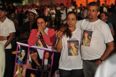  

A madrugada que marca o primeiro ano da tragédia na boate Kiss foi de vigília no Centro de Santa Maria. 242 figuras humanas ¿ uma para cada vítima ¿ Mais tarde, mais de 300 familiares e amigos das vítimas caminharam da tenda que ocupam na Praça Saldanha Marinho até o local da tragédia. O grupo acendeu velas em volta de um grande coração desenhado no chão e usou uma sirene. 
SANTA MARIA, RS, BRASIL (27/01/2014 (FOTO RONALD MENDES/AGENCIA RBS)