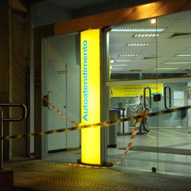  

PORTO ALEGRE, RS, BRASIL, 28/01/2014: Assalto Banco do Brasil na Av. Farrapos. Caixa eletrônico foi arrombado com maçarico na Av. Farrapos esquina com a Av. São Pedro (Foto: Diogo Zanatta/Especial)