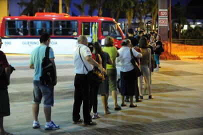  

Passageiros formam filas esperando pelos coletivos no Terminal Triângulo, Porto Alegre, 28012014