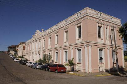  

UFSM está investindo mais de R$ 5 milhões em obras na Unidade Descentralizada de Educação Superior em Silveira Martins (Udessm). Serão construídos Casa do Estudante, refeitório e prédio novo para salas de aula e laboratórios. A unidade também está sendo restaurada