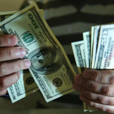  PORTO ALEGRE, RS, BRASIL, 04-06-2013 : Efeitos da disparada do dólar. Fotografias produzidas em uma casa de câmbio e loja de eletrodomésticos do shopping Praia de Belas (Foto: BRUNO ALENCASTRO/Agência RBS, Editoria Economia)