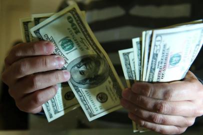  PORTO ALEGRE, RS, BRASIL, 04-06-2013 : Efeitos da disparada do dólar. Fotografias produzidas em uma casa de câmbio e loja de eletrodomésticos do shopping Praia de Belas (Foto: BRUNO ALENCASTRO/Agência RBS, Editoria Economia)