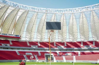 Primeiro telão do Beira-Rio é instalado