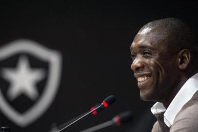 Botafogo Dutch player Clarence Seedorf smiles during a press conference at Engenhao stadium in Rio de Janeiro, Brazil, on January 14, 2014. Seedorf announced his resignation to Botafogo and confirmed he is taking over as coach of AC Milan, replacing Massimiliano Allegri.  AFP PHOTO / YASUYOSHI CHIBA