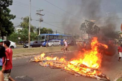 rdgol; moradores do bairro morro santana protestam na avenida protásio alves, dez quilômetros de congestionamento