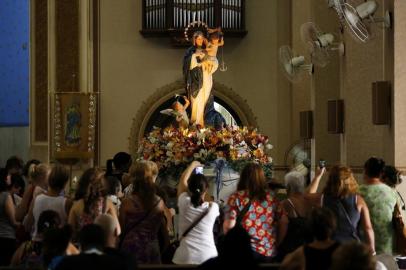 PORTO ALEGRE, RS, BRASIL, 30-01-2014: Fieis oram na Igreja do Rosário, na região central de Porto Alegre, durante visita a imagem de Nossa Senhora dos Navegantes, que permanece no local até o dia da procissão. (Foto: Mateus Bruxel / Diário Gaúcho)