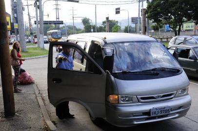  

Passageiros pegam van clandestina Avenida Ipiranga, em Porto Alegre, 31012014