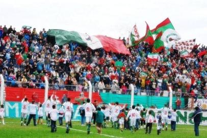 Jogadores do São Paulo comemoram com a torcida no Aldo Dapuzzo, em Rio Grande