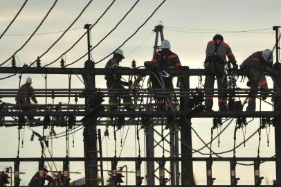  SANTA MARIA , RS , BRASIL , 31/01/20104Funcionário da  AES Sul  trabalham na subestação Santa Maria 2, da AES Sul, no distrito de Pains para normalizar a falta de energia. A previsão para a normalização do abastecimento de energia elétrica no bairro Camobi, em Santa Maria. Segundo a empresa, a estimativa é até a 1h deste sábado todos os clientes voltem a ter energia.