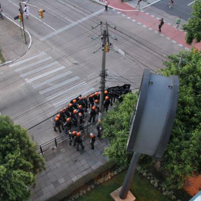 rdgol; manifestantes em frente ao prédio da zero hora