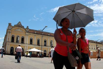 PORTO ALEGRE, RS, BRASIL 27/12/2013: Calor é um dos mais fortes dos últimos dias e temperatura chega a 38 graus nos termômetros do centro da cidade. (Foto: Guilherme Santos/Especial GERAL)