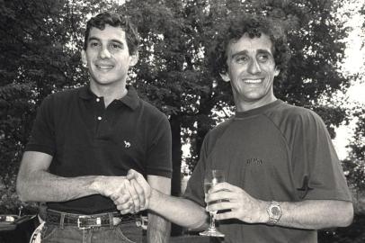 Cumprimento entre os pilotos Ayrton Senna e Alain Prost da equipe Mc Laren.
#PÁGINA: 069406
#CAIXA:00914
#PÁGINA: 6
 Fonte: Divulgação
 Fotógrafo: Future Malboro