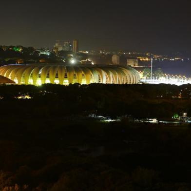  

pORTO aLEGRE, RS, BRASIL, 03-02-2014- Membranas acesas do beira-Rio- foto adriana franciosi, agencia rbs, esporte