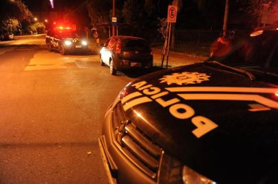  

PORTO ALEGRE, RS, BRASIL: 04-02-2014: Palio roubado e usado na fuga dos assaltantes do assassinato na Cidade Baixa é encontrado entre as ruas Augusto de Carvalho com Washington Luis. Também foram encontrados uma caixa com miguelitos, uma pistola e munição (Foto: Diogo Zanatta/Especial, POLICIA)