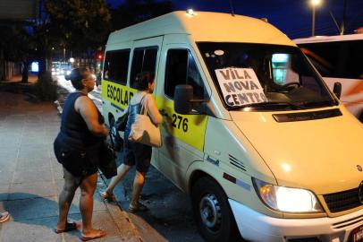  

Vans escolares pegando passageiros na Avenida Cavalhada, em Porto Alegre, 04022014