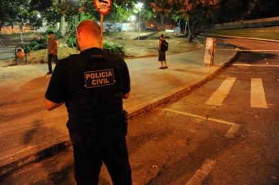  

Um homem morreu baleado na Avenida Salgado Filho, centro de Porto Alegre, por volta das 5h10min desta quarta-feira. Testemunhas afirmam que passageiros de um táxi teriam efetuado os disparos contra a vítima, que ainda não foi identificada.