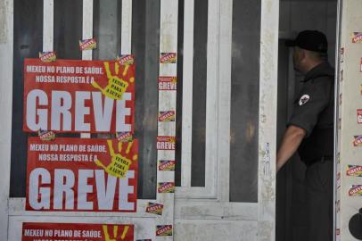  

PORTO ALEGRE,RS, BRASIL -  Grevistas dos Correios protesram em frente a sua matriz, no centro da capital. (FOTO: LAURO ALVES/ECONIMIA)