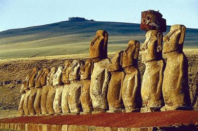 #PÁGINA:02Ilha de Páscoa.Moais, gigantescas esculturas construídas com rochas vulcânicas. Fonte: Divulgação