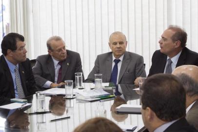 BRASÍLIA, DF, BRASIL, 05-02-2014 Governador Tarso Genro pressiona pela votação do projeto de renegociação das dívidas dos Estados com a União. Na imagem, o senador Eduardo Braga (PMDB-AM), Tarso, Guido Mantega, ministro da Fazenda, e Renan Calheiros, presidente do Senado. (FOTO: Caroline Bicocchi/Palácio Piratini, POLÍTICA)