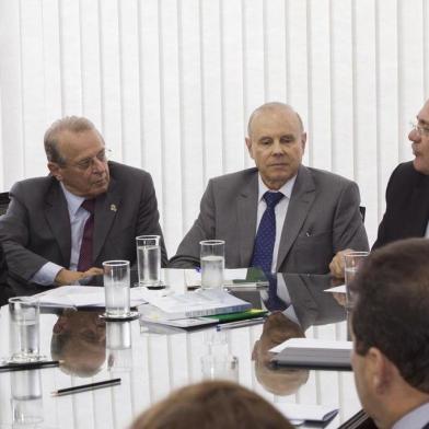 BRASÍLIA, DF, BRASIL, 05-02-2014 Governador Tarso Genro pressiona pela votação do projeto de renegociação das dívidas dos Estados com a União. Na imagem, o senador Eduardo Braga (PMDB-AM), Tarso, Guido Mantega, ministro da Fazenda, e Renan Calheiros, presidente do Senado. (FOTO: Caroline Bicocchi/Palácio Piratini, POLÍTICA)