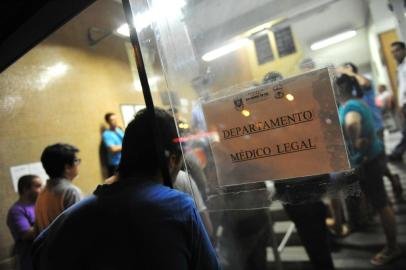  PORTO ALEGRE, RS, BRASIL - 05-02-2014 - Demora na libaração de corpos no Departamento Médico-Legal, em Porto Alegre.  (FOTO: CARLOS MACEDO/AGÊNCIA RBS, GERAL)