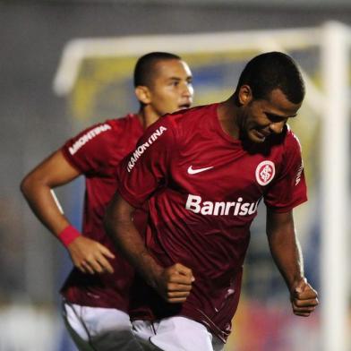  

PELOTAS, RS, BRASIL - Pelotas 0 X 1 Inter. Jogo válido pelo campeonato gaúcho 2014. Ernando (frente) comemora o gol do Inter, o único da partida.
Indexador:                                 