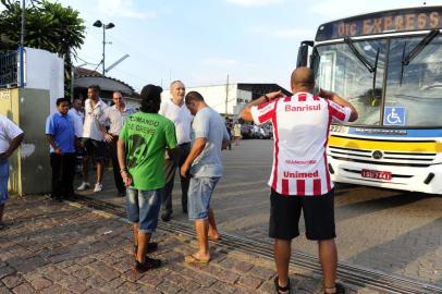  

PORTO ALEGRE,RS,BRASIL,07-02-2014- Grevistas seguem em frente à Trevo proibindo saída de ônibus (FOTO:RONALDO BERNARDI/AGENCIA RBS/GERAL)