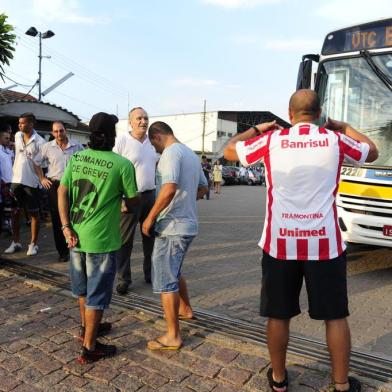  

PORTO ALEGRE,RS,BRASIL,07-02-2014- Grevistas seguem em frente à Trevo proibindo saída de ônibus (FOTO:RONALDO BERNARDI/AGENCIA RBS/GERAL)