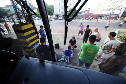  

PORTO ALEGRE,RS,BRASIL,07-02-2014- Grevistas seguem em frente à Trevo proibindo saída de ônibus (FOTO:RONALDO BERNARDI/AGENCIA RBS/GERAL)