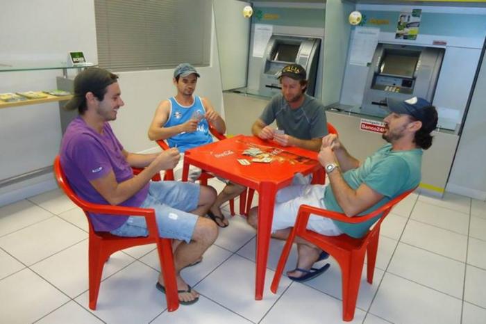 Grupo de bons amigos jogando jogo de cartas