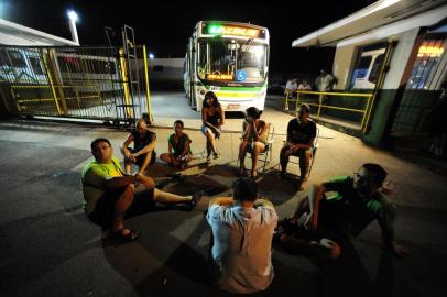  

PORTO ALEGRE,RS,BRASIL,08-02-2014- écimo terceiro dia de paralisação começa com piquetes em frente a garagens (FOTO: RONALDO BERNARDI / AGENCIA RBS / GERAL )