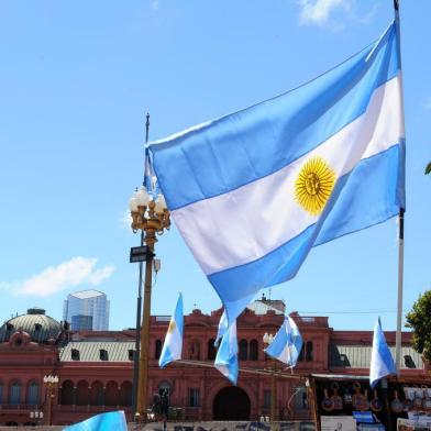  

22/02/2013
FOTO:FERNANDO GOMES /ZERO HORA
Viagem para Buenos Aires,Crise na Argentina no Governo de Cristina kirchner.
Manifestantes chegam a Plaza de Mayo para protestar em frente a Casa Rosada, palácio do governo.
Bandeiras argentinas na Plaza de Mayo
