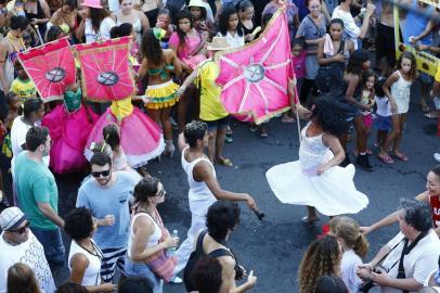  PORTO ALEGRE, RS, BRASIL, 09-02-2014- Carnaval de rua na cidade baixa na rua João Alfredo em porto Alegre.Com a rua lotada a apresentação do Bloco Areal do Futuro. FOTO ADRIANA FRANCIOSI, AGENCIA RBS, GERAL