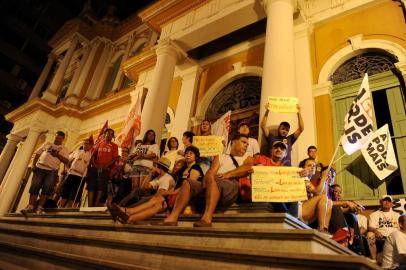  

Manifestantes protestam em frente à prefeitura de Porto Alegre em apoio à greve dos rodoviários na madrugada desta segunda-feira.