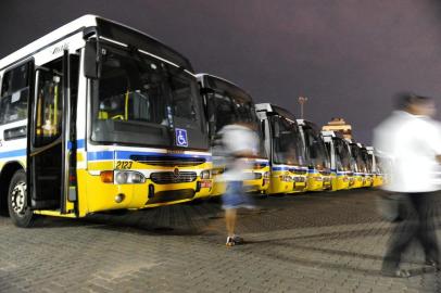  

Nesta segunda-feira, a greve dos rodoviários de Porto Alegre entra no 15º dia. Em assembleia prevista para a noite de hoje, a categoria vai votar a última proposta de negociação feita pelos empresários, para garantir o reajuste de 7,5%, vale-refeição de R$ 19 e manutenção do atual plano de saúde, com contrapartida de R$ 10 por funcionário. Na foto, a garagem da VTC.