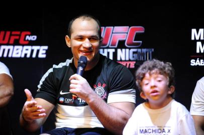  JARAGUÁ DO SUL, SC, BRASIL, 13-02-2014: Junior Cigano dos Santos ex-campeão peso pesado do UFC, ensina deficientes auditivos técnicas de MMA e aprende linguagem dos sinais. (FOTO: GERMANO RORATO/AGÊNCIA RBS, ESPORTE)