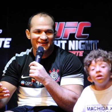  JARAGUÁ DO SUL, SC, BRASIL, 13-02-2014: Junior Cigano dos Santos ex-campeão peso pesado do UFC, ensina deficientes auditivos técnicas de MMA e aprende linguagem dos sinais. (FOTO: GERMANO RORATO/AGÊNCIA RBS, ESPORTE)