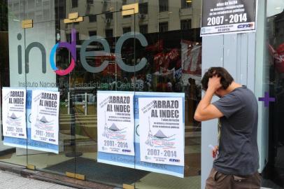 Demonstrators gather in front of the headquarters of the National Institute of Statistics and Census (INDEC) in Buenos Aires on February 13, 2014, the day the inflation rate of January under a new measurement system will be disclosed.   AFP PHOTO/DANIEL GARCIA